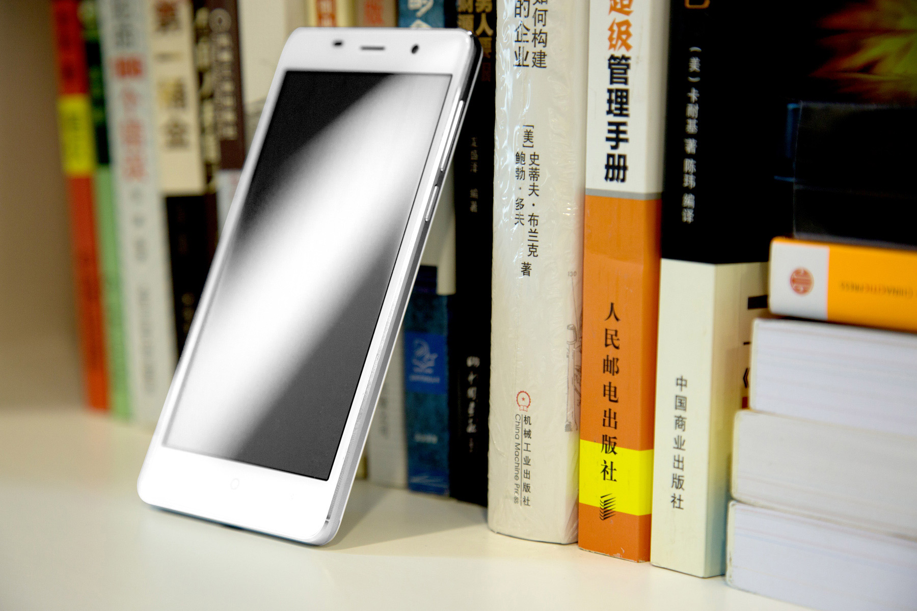 Leagoo M5 Android 6.0 2.5D Arc 5.0 inch Corning Gorilla Glass 4 Screen 3G Smartphone MTK6580 1.3GHz Quad Core 2GB RAM 16GB ROM Finggerprint Scanner GPS Bluetooth 4.0