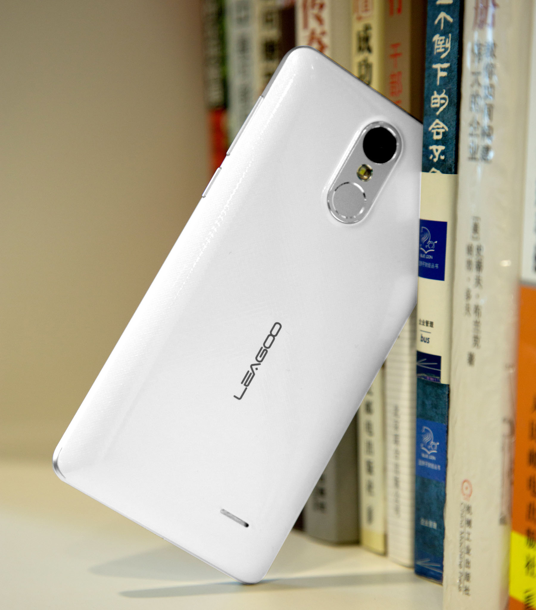 Leagoo M5 Android 6.0 2.5D Arc 5.0 inch Corning Gorilla Glass 4 Screen 3G Smartphone MTK6580 1.3GHz Quad Core 2GB RAM 16GB ROM Finggerprint Scanner GPS Bluetooth 4.0