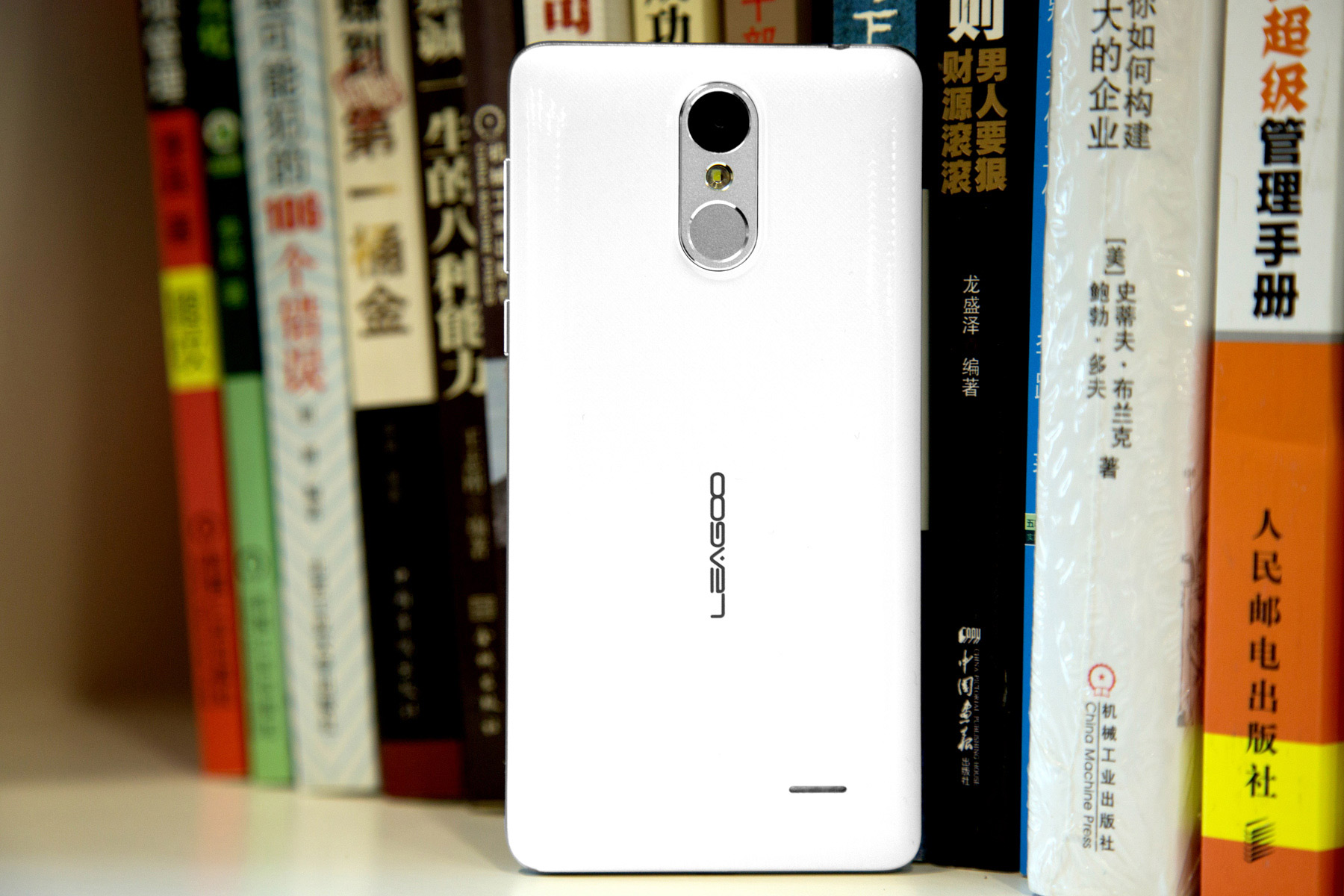 Leagoo M5 Android 6.0 2.5D Arc 5.0 inch Corning Gorilla Glass 4 Screen 3G Smartphone MTK6580 1.3GHz Quad Core 2GB RAM 16GB ROM Finggerprint Scanner GPS Bluetooth 4.0