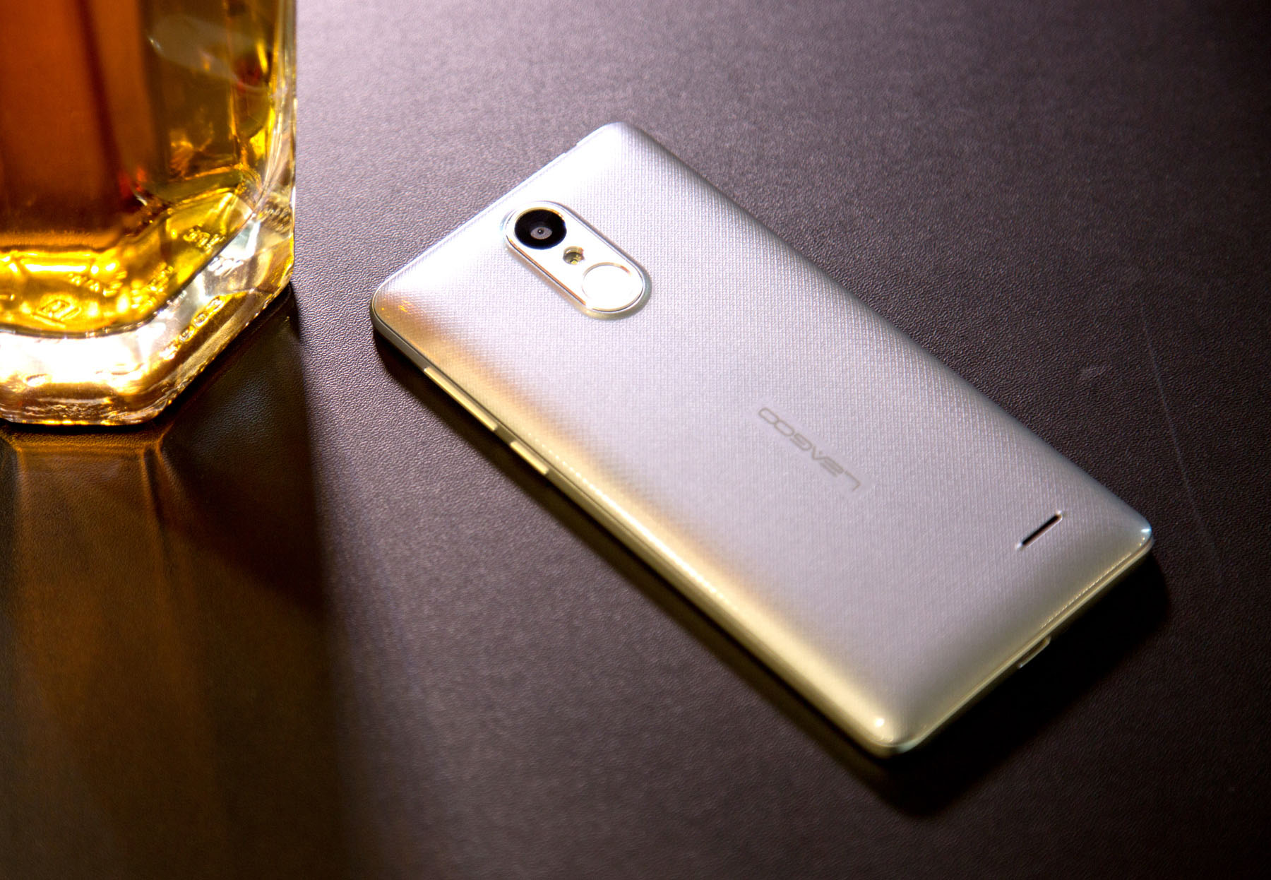 Leagoo M5 Android 6.0 2.5D Arc 5.0 inch Corning Gorilla Glass 4 Screen 3G Smartphone MTK6580 1.3GHz Quad Core 2GB RAM 16GB ROM Finggerprint Scanner GPS Bluetooth 4.0